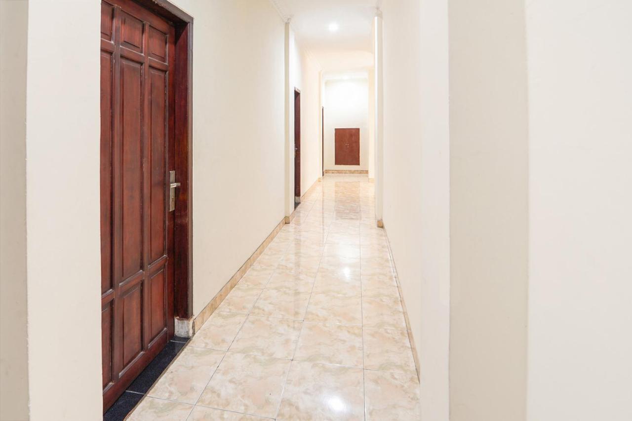 Oyo 231 Hotel Andita Syariah Surabaya Buitenkant foto