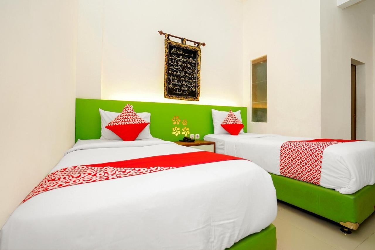Oyo 231 Hotel Andita Syariah Surabaya Buitenkant foto