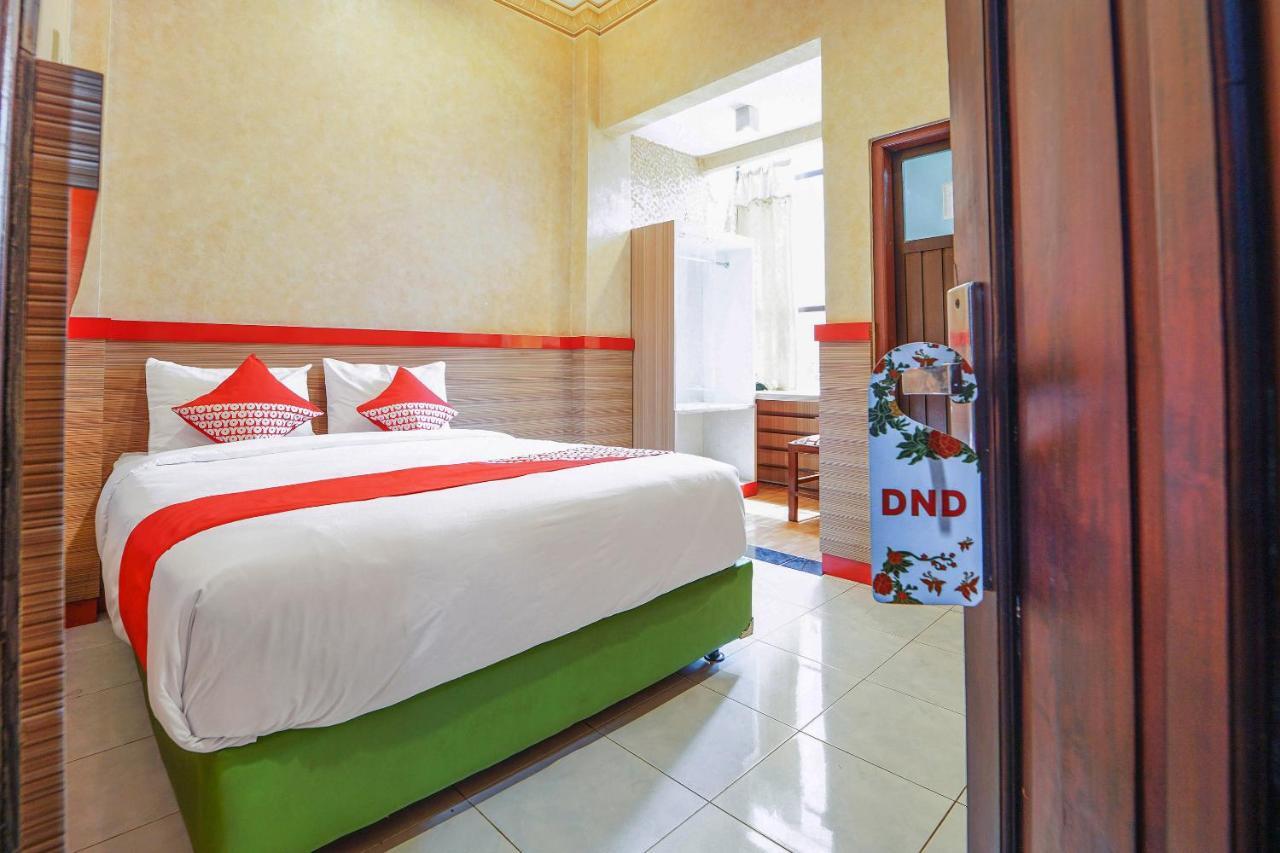 Oyo 231 Hotel Andita Syariah Surabaya Buitenkant foto