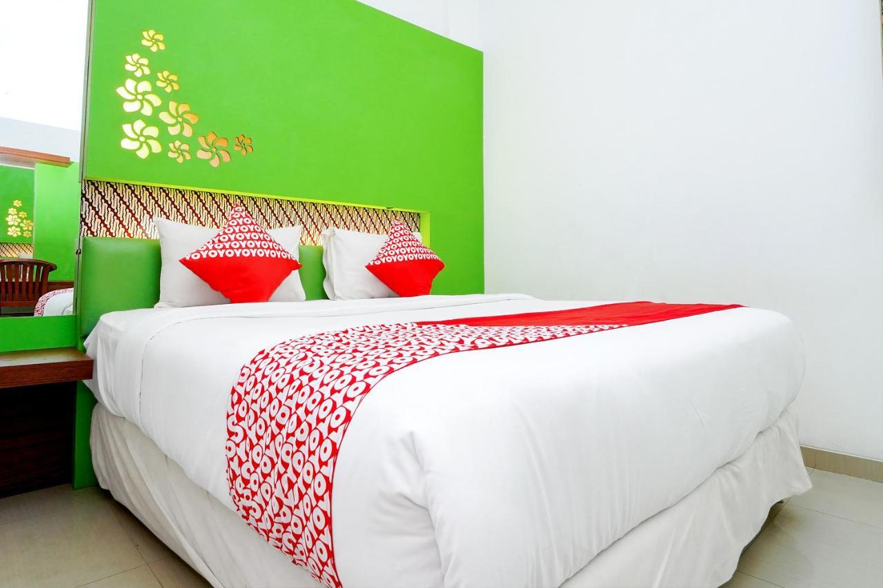 Oyo 231 Hotel Andita Syariah Surabaya Buitenkant foto